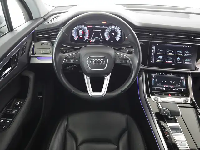 Audi Q7 view 10