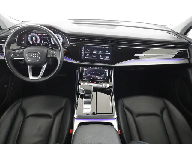 Audi Q7 view 11