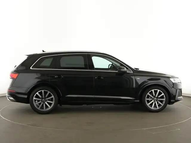 Audi Q7 view 8