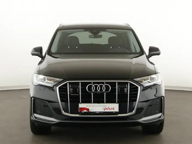 Audi Q7 view 3