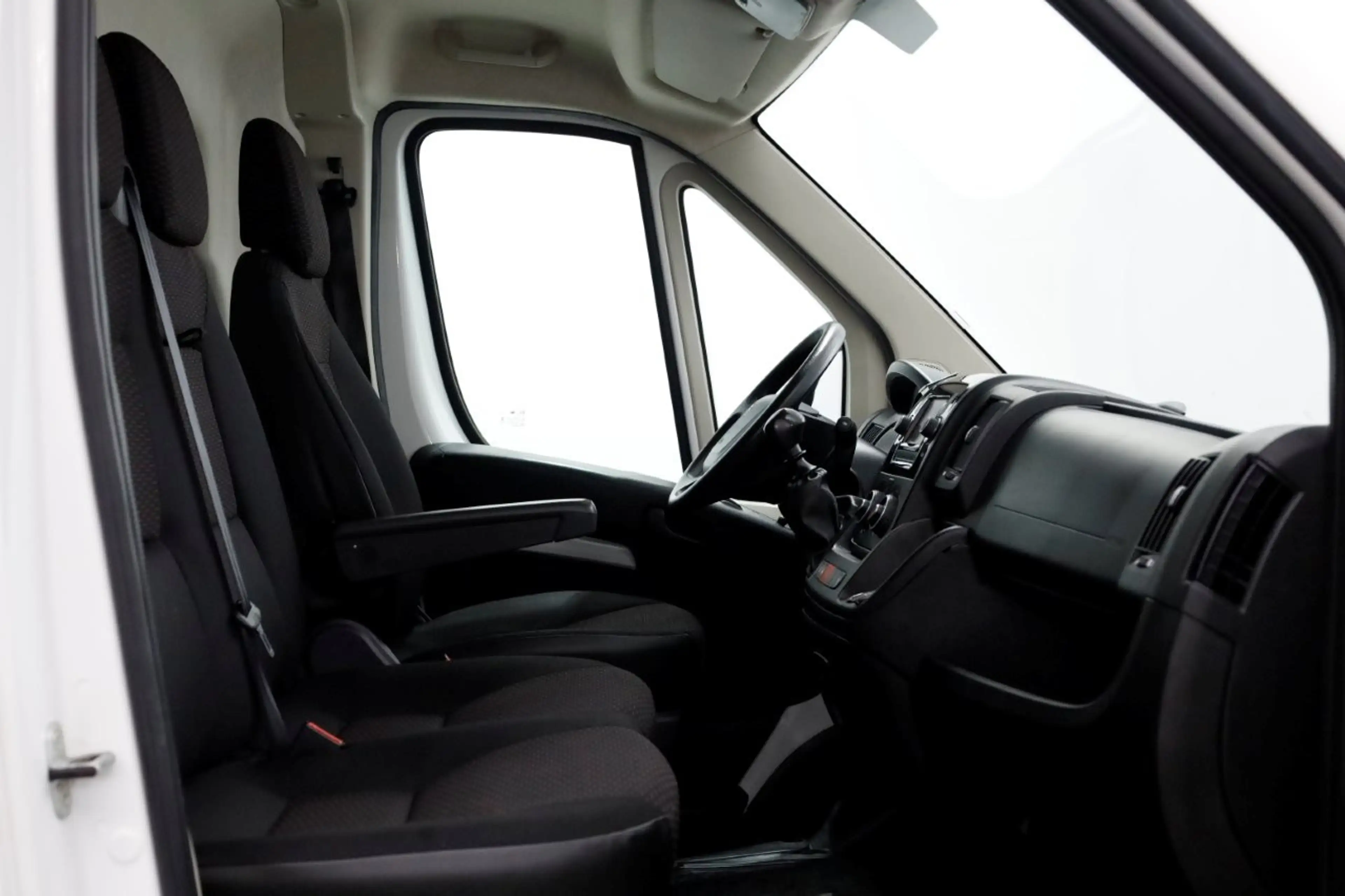 Peugeot Boxer 2.2 BlueHDi 120pk L2H2 Airco/Navi/Inrichting 07-20 — photo 3