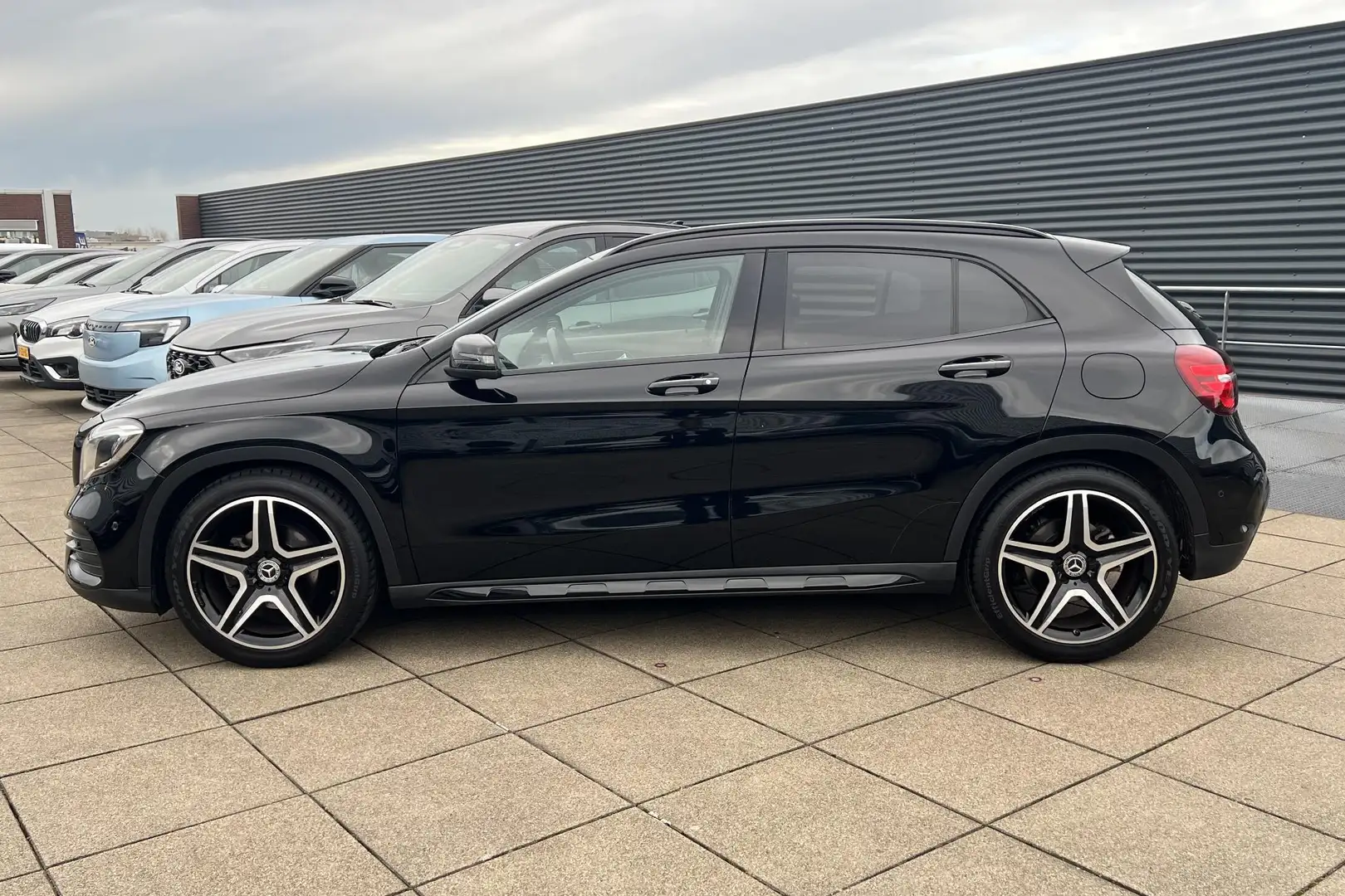 Mercedes-Benz GLA 180 Business Solution AMG Zwart - 2
