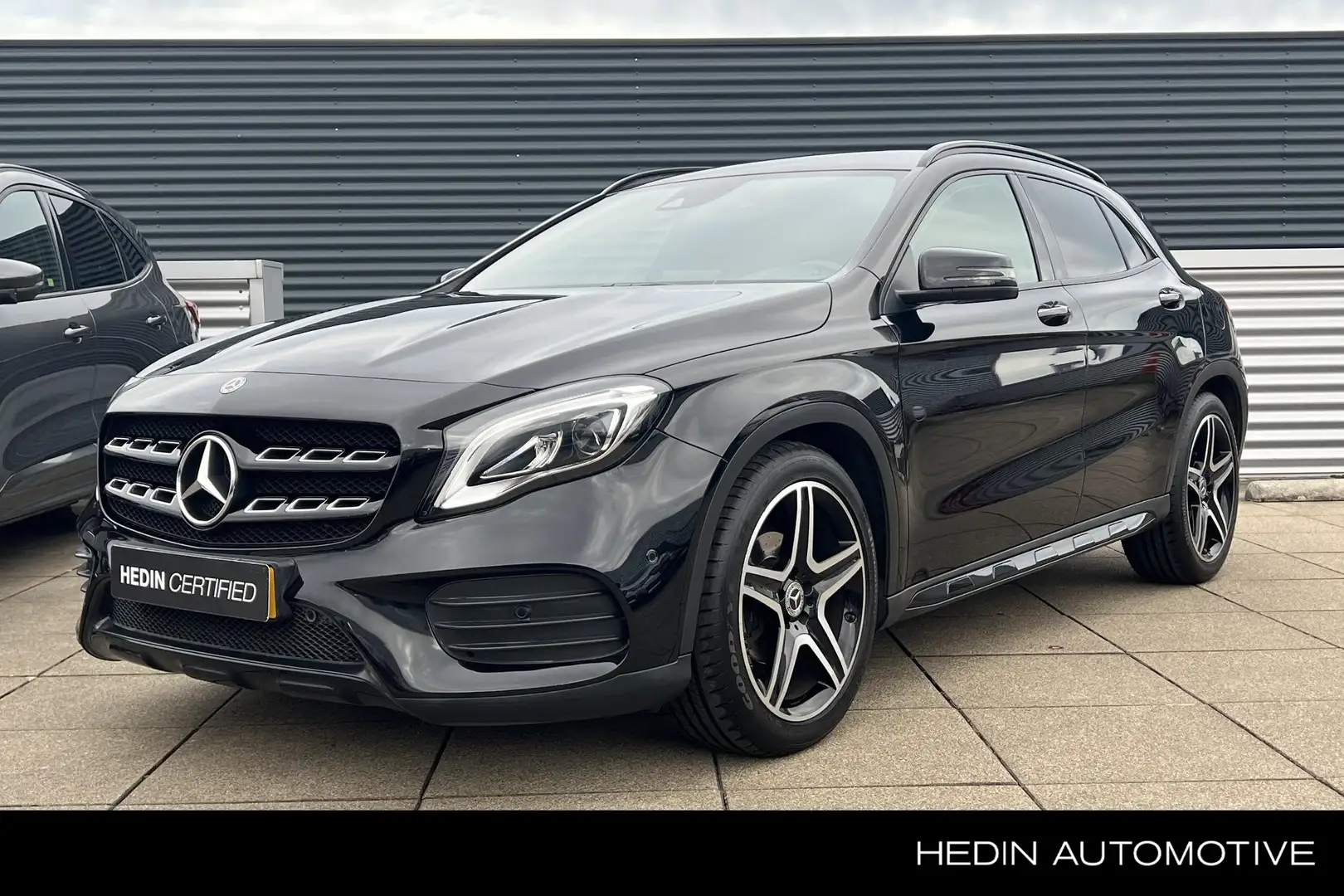 Mercedes-Benz GLA 180 Business Solution AMG Zwart - 1