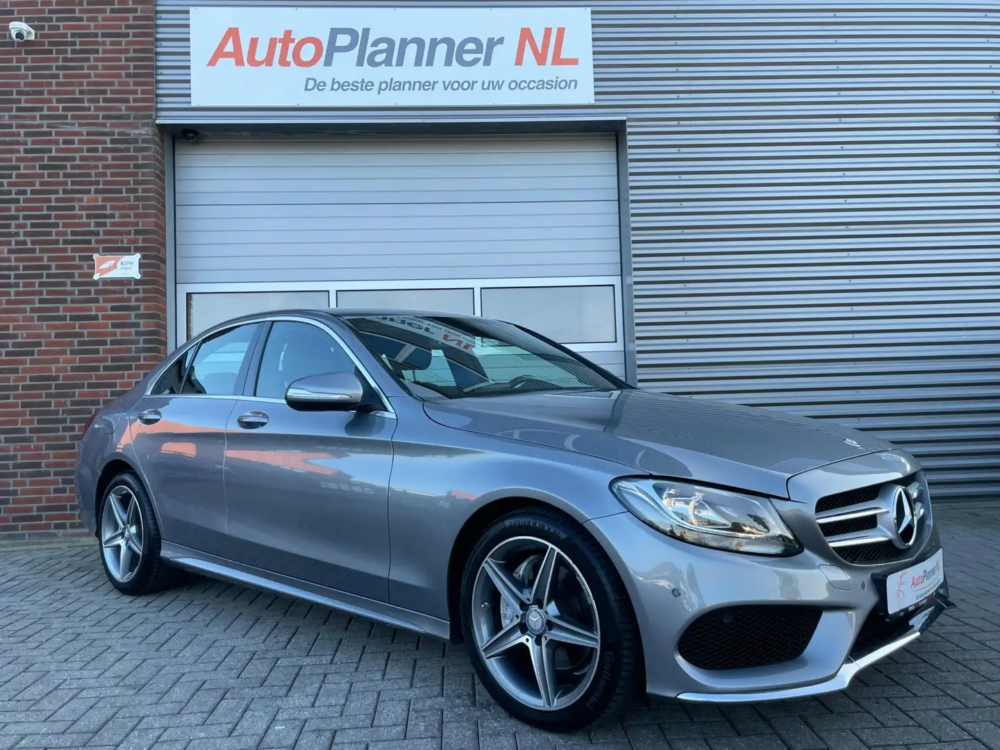 Mercedes-Benz C 200 AMG Line! Camera! Leder! Navi! Grijs - 1