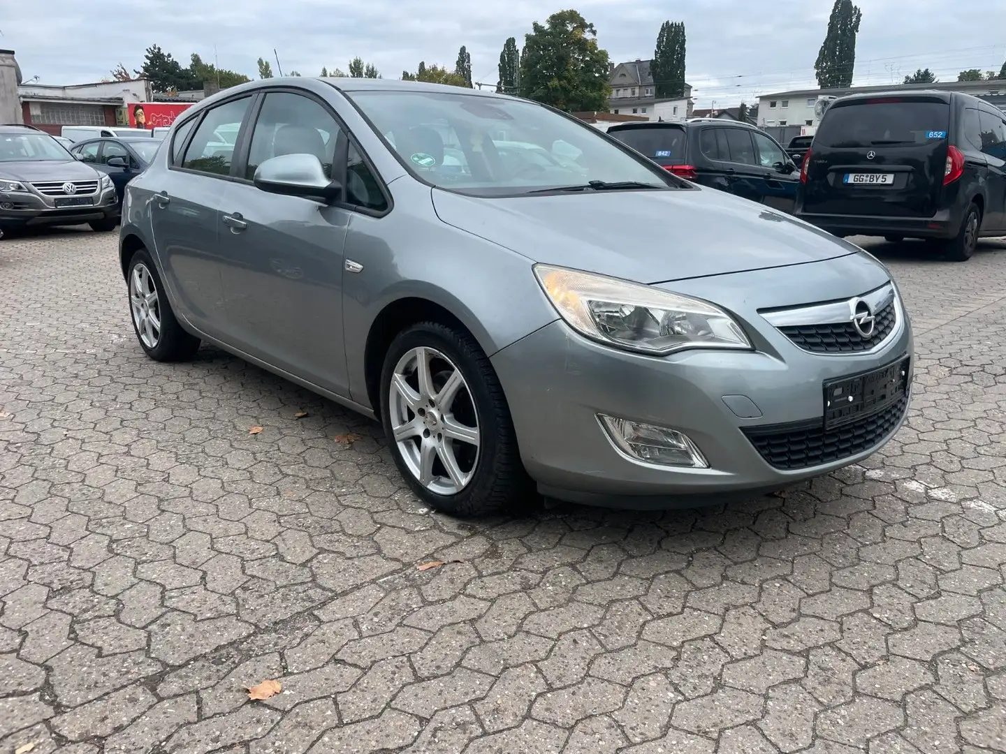 Opel Astra J Lim.Edition/Tempomat/PDC/AHK/SHZ Silber - 1