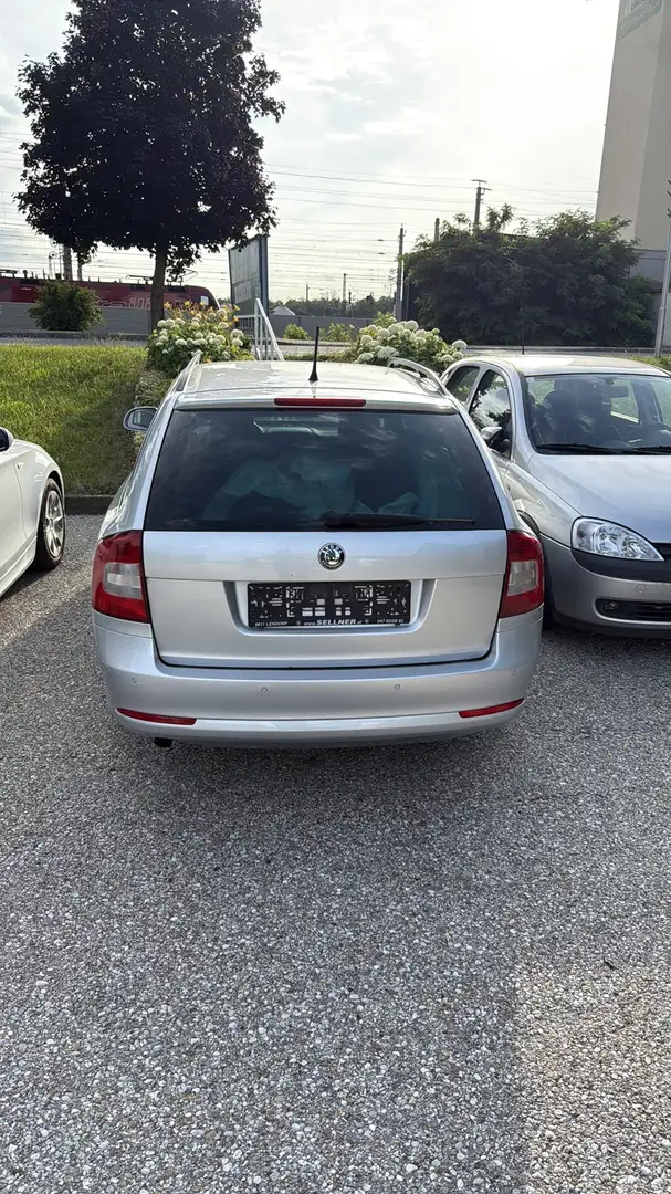 Skoda Octavia Combi 1,6 Twenty TDI DPF Gris - 2