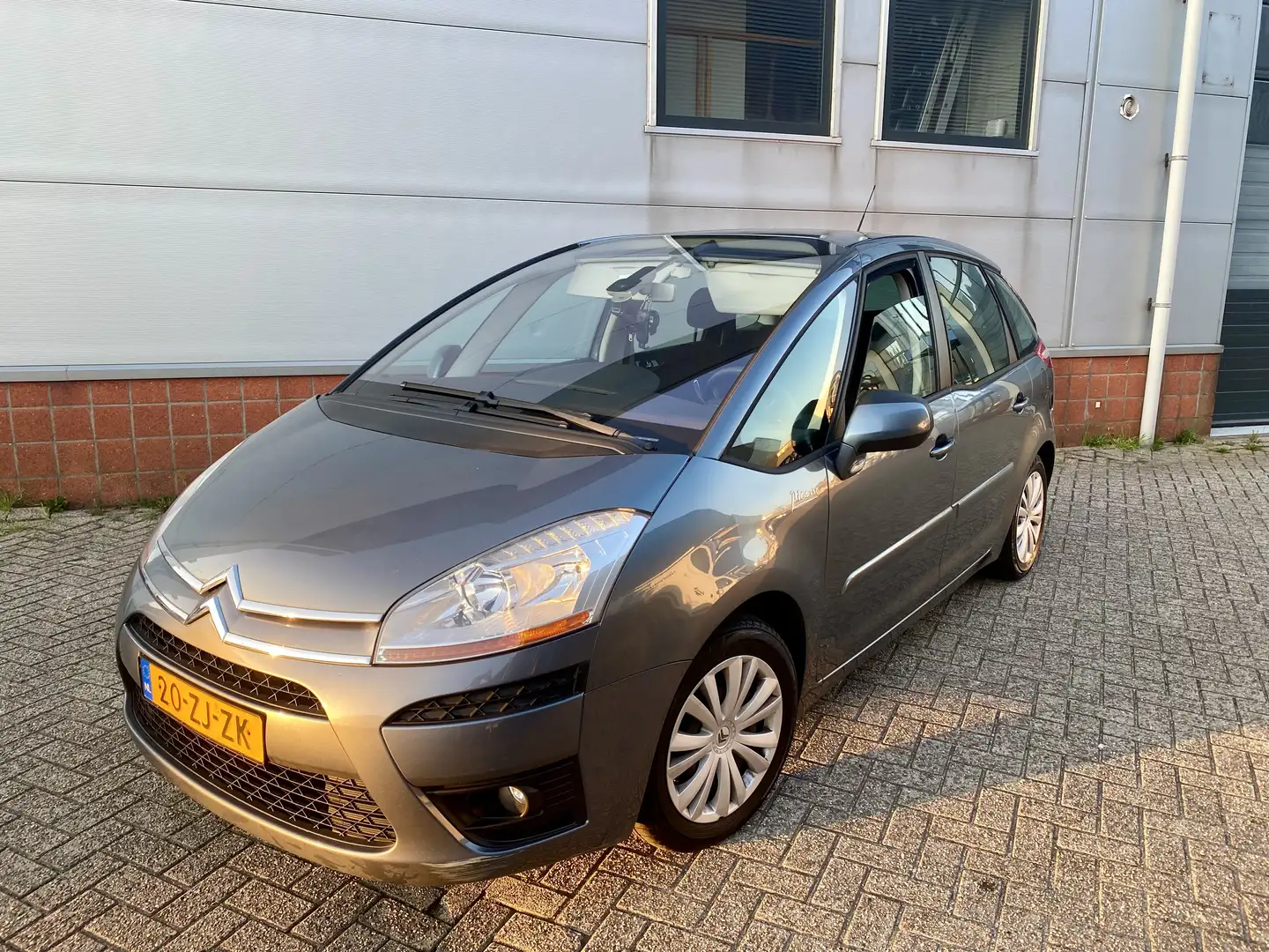Citroen C4 Picasso 2.0-16V Ambiance 5p. Grijs - 2