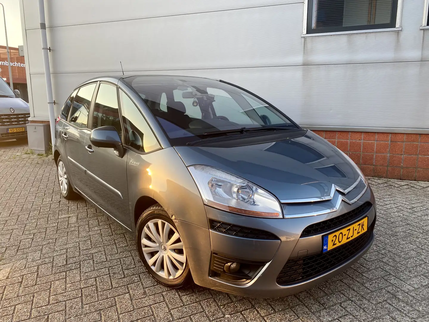 Citroen C4 Picasso 2.0-16V Ambiance 5p. Grijs - 1