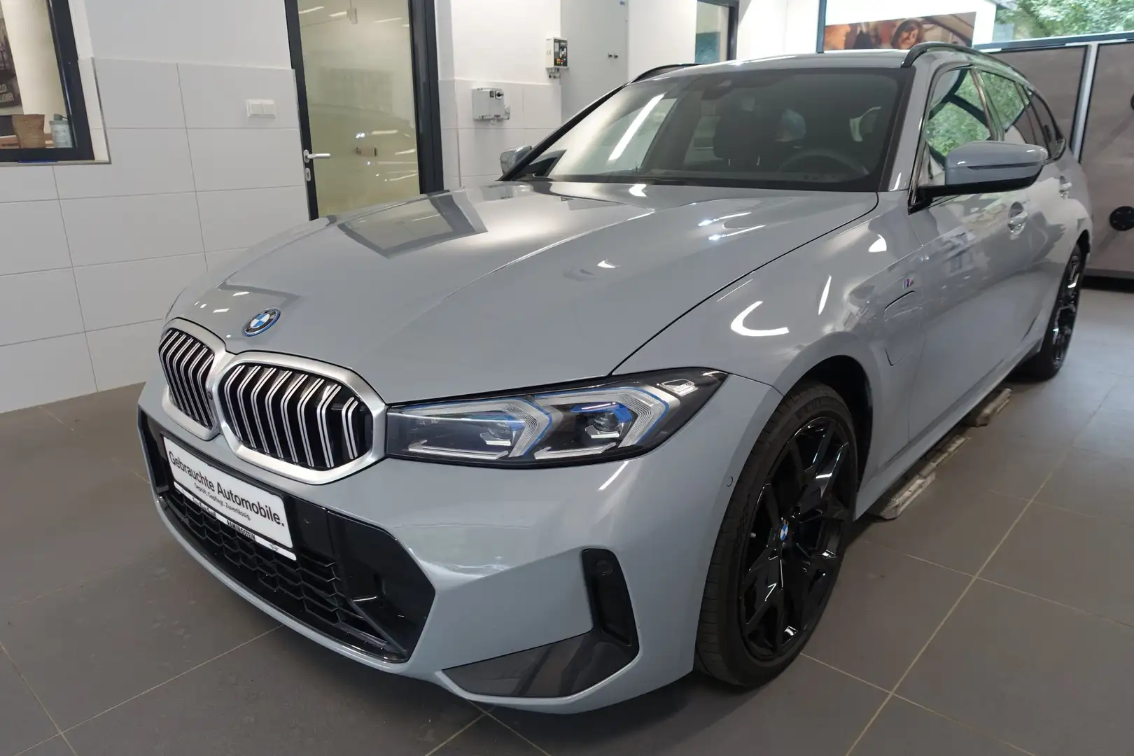 BMW 330 e xDrive M-Sport Grau - 1