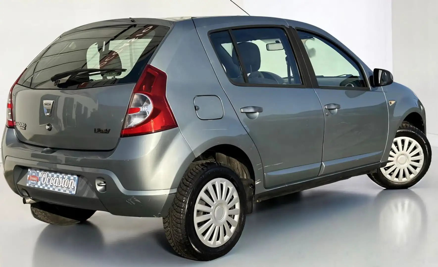 Dacia Sandero (B90) 1.2i 16V - 75ch (5 cv) - BVM5 - 5 Portes - Lauréate %2B PACK CLIM %2B 129 000KM Gris - 2