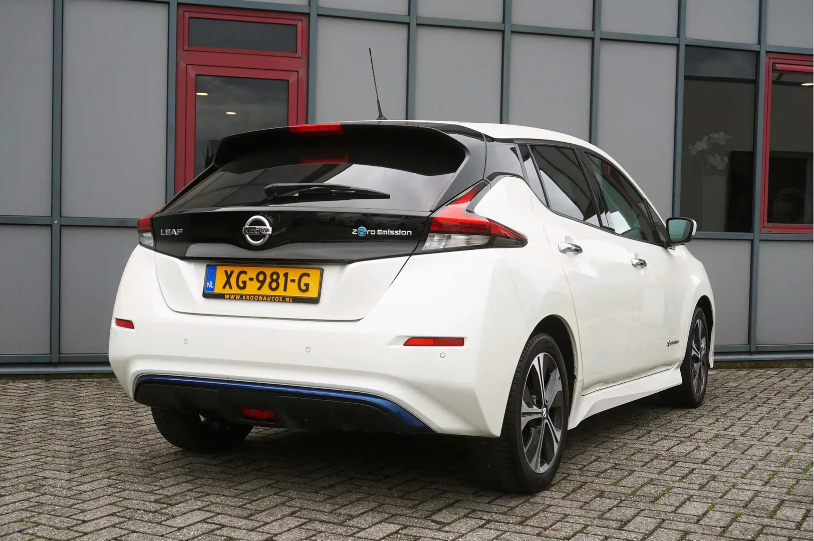 Nissan Leaf N-Connecta 40kWh € 2.000,- Subsidie 270KM Range Weiß - 2