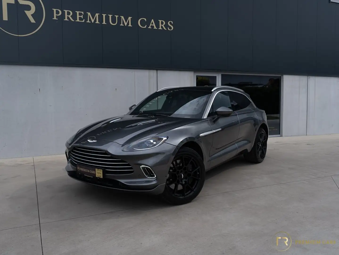 Aston Martin DBX Pano l V8 l Ventilated Seats l 22" Satin Black - 1