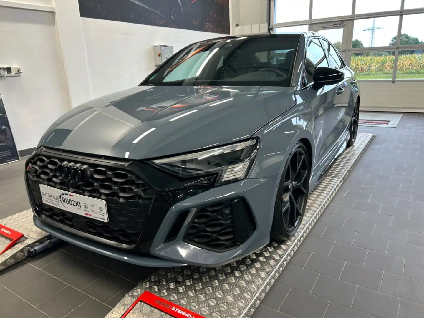 Audi RS3 Lim. 2.5 TFSI, Matrix, Massage, B&O, 280Km Grau - 1