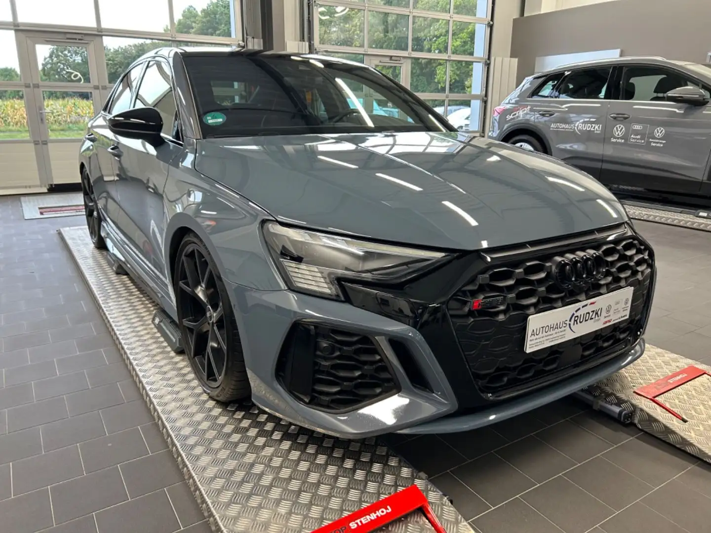 Audi RS3 Lim. 2.5 TFSI, Matrix, Massage, B&O, 280Km Grau - 2
