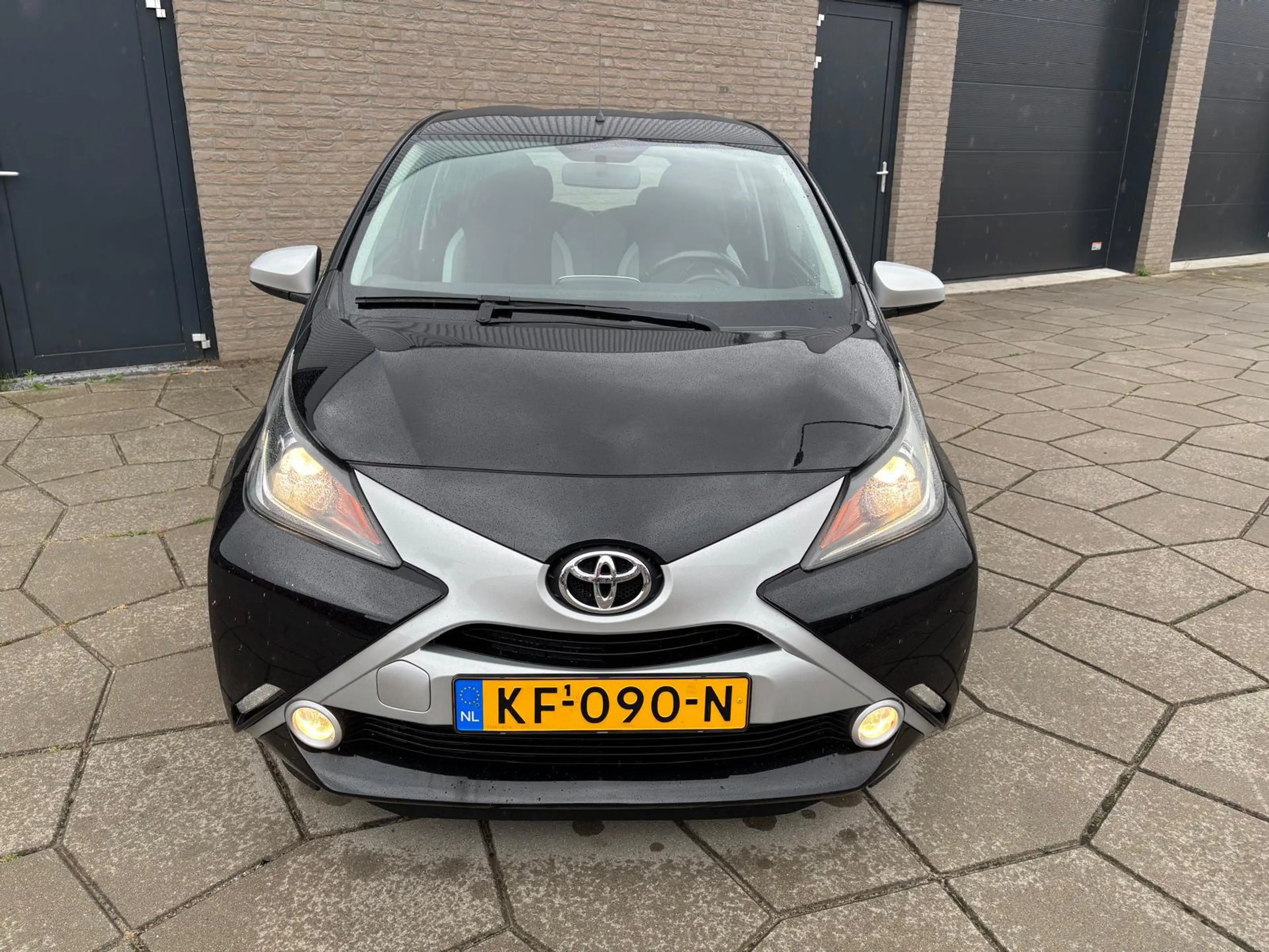 Toyota Aygo 1.0 VVT-i x-play — photo 2