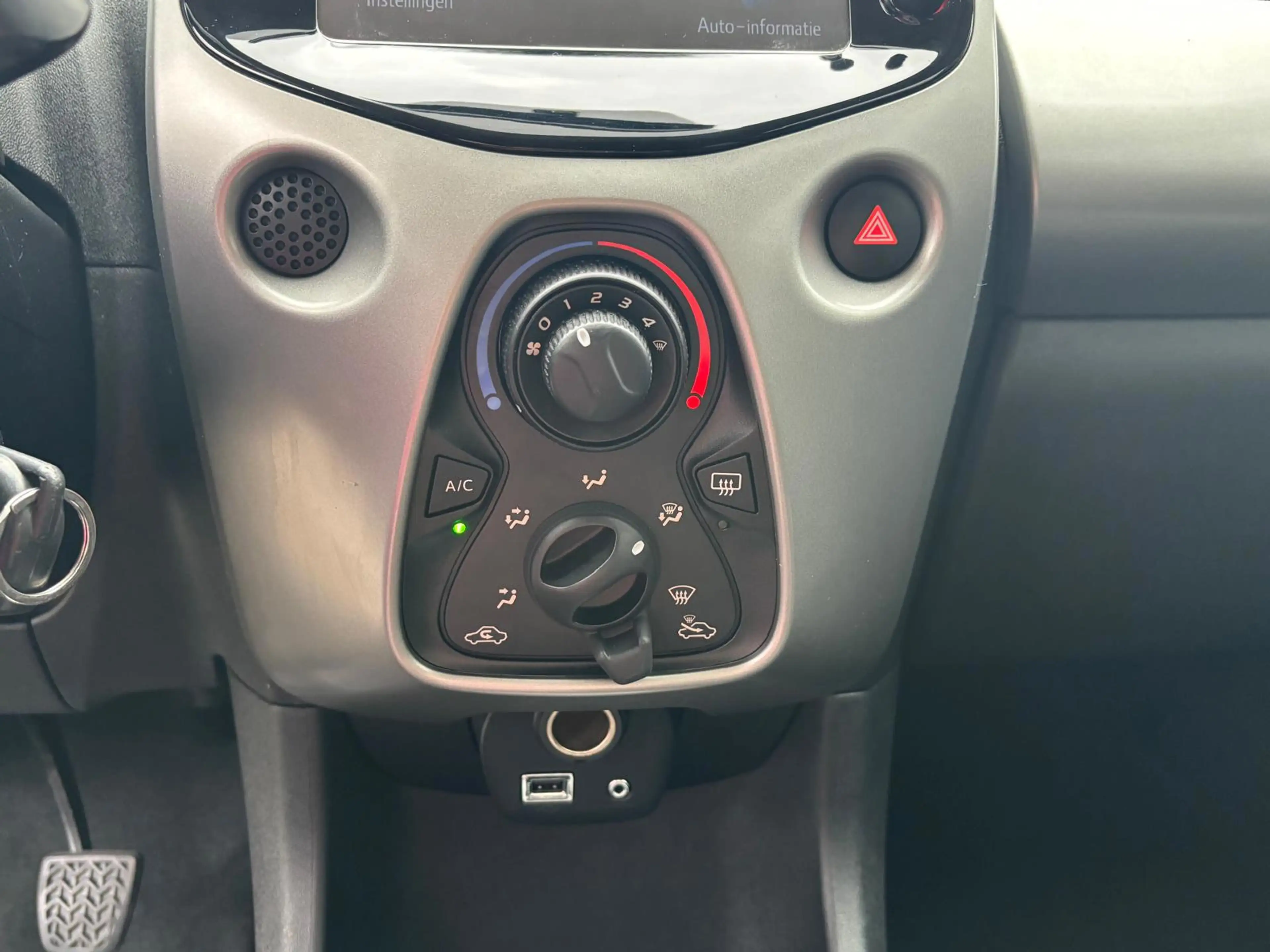 Toyota Aygo 1.0 VVT-i x-play — photo 15