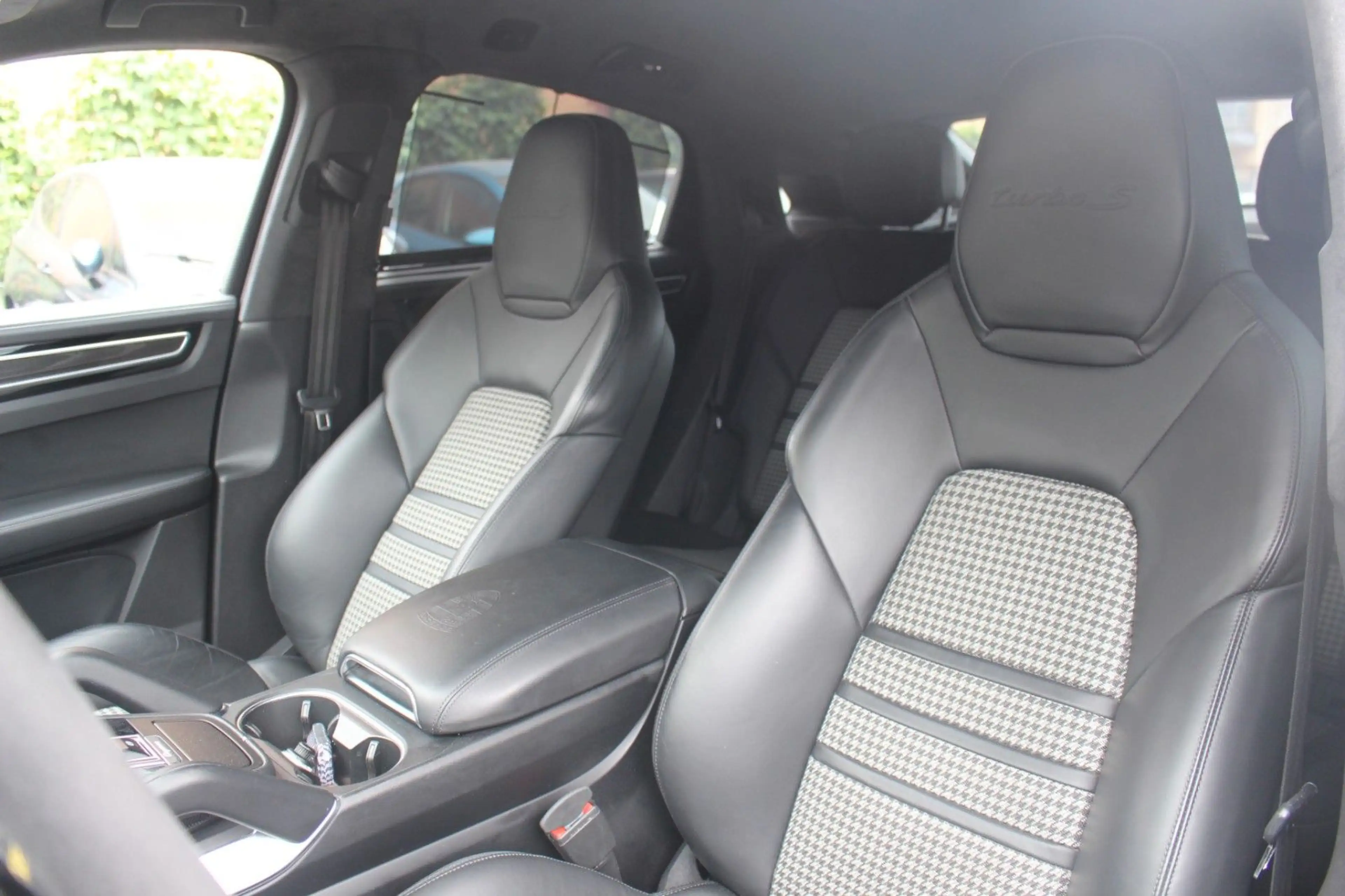 Porsche Cayenne Coupe Turbo S E-Hybrid/CARBON/2.HD/VOLL — photo 13