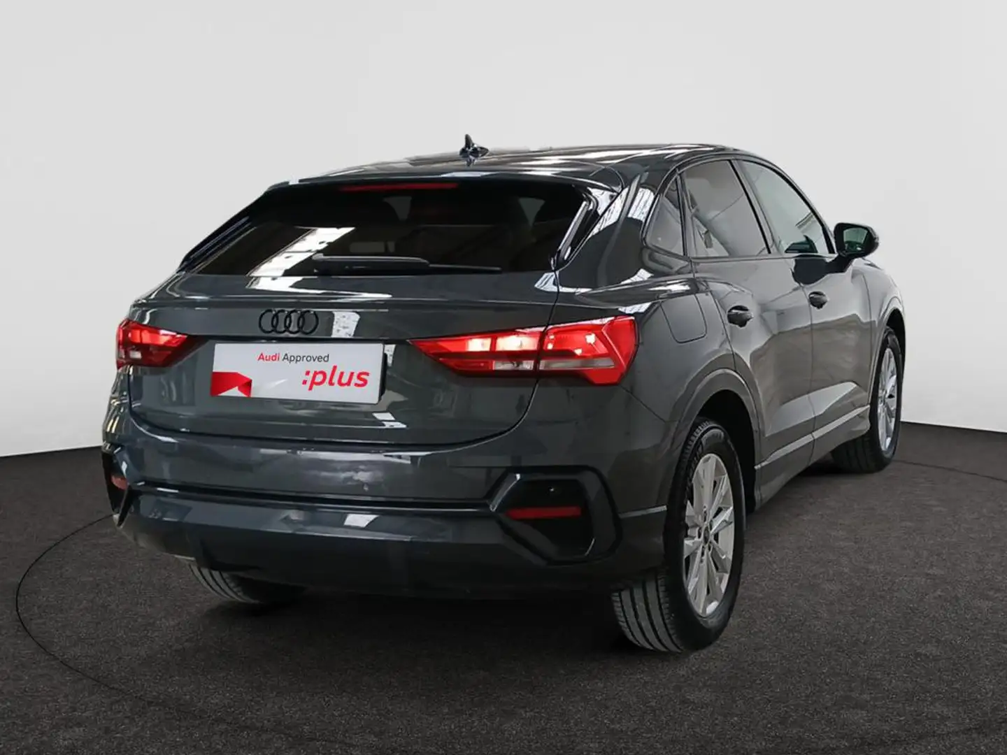Audi Q3 Sportback Audi Q3 Sportback Business edition 35 TF Grijs - 2