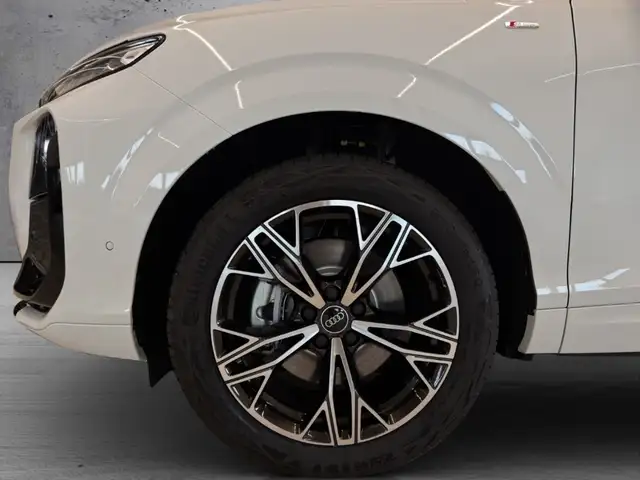 Audi Q3 view 4