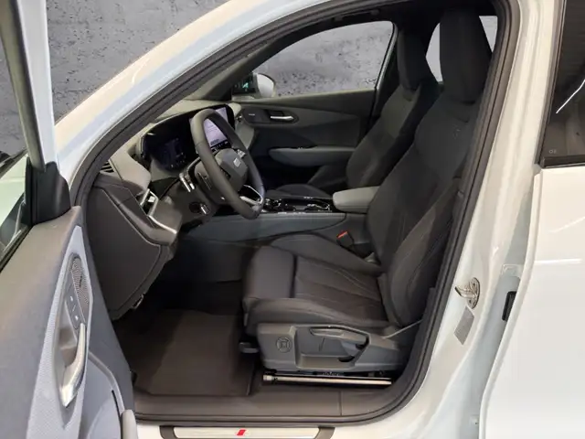 Audi Q3 view 8