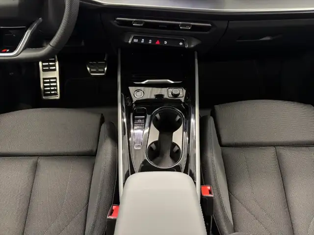 Audi Q3 view 13