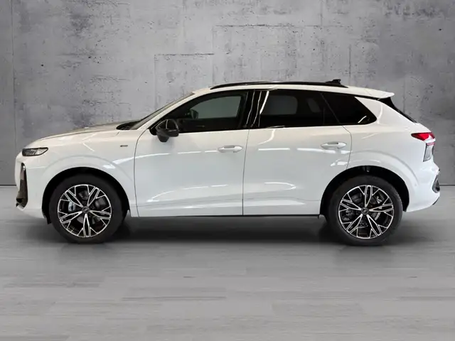 Audi Q3 view 3