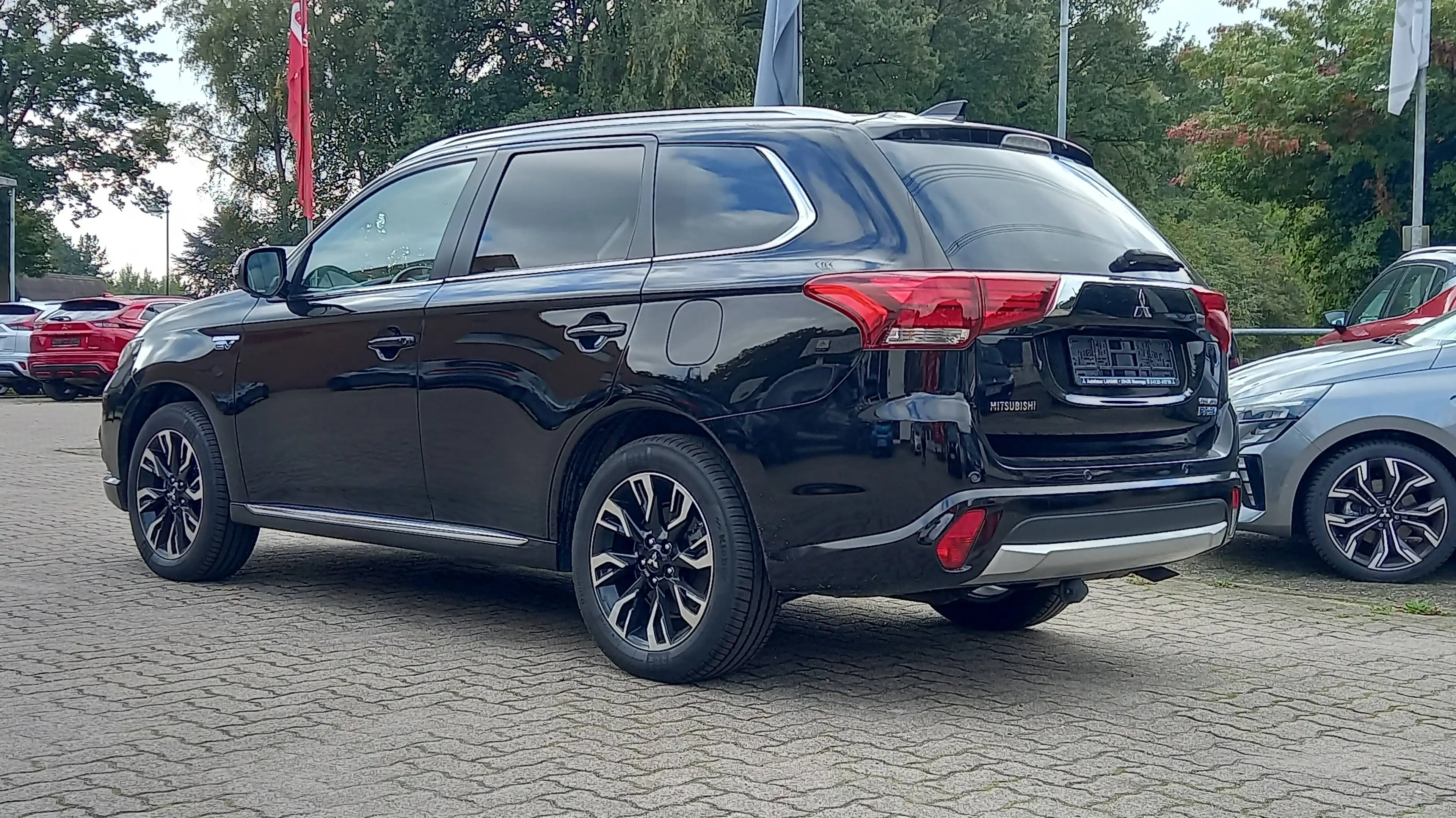 Mitsubishi Outlander Outlander 2.0 4WD Plug-In Hybrid Top — photo 3