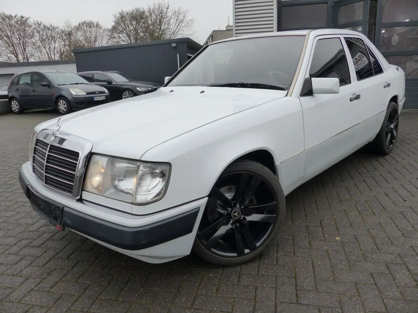 Mercedes-Benz 200 E mit Gutachten Note 2+ Weiß - 2