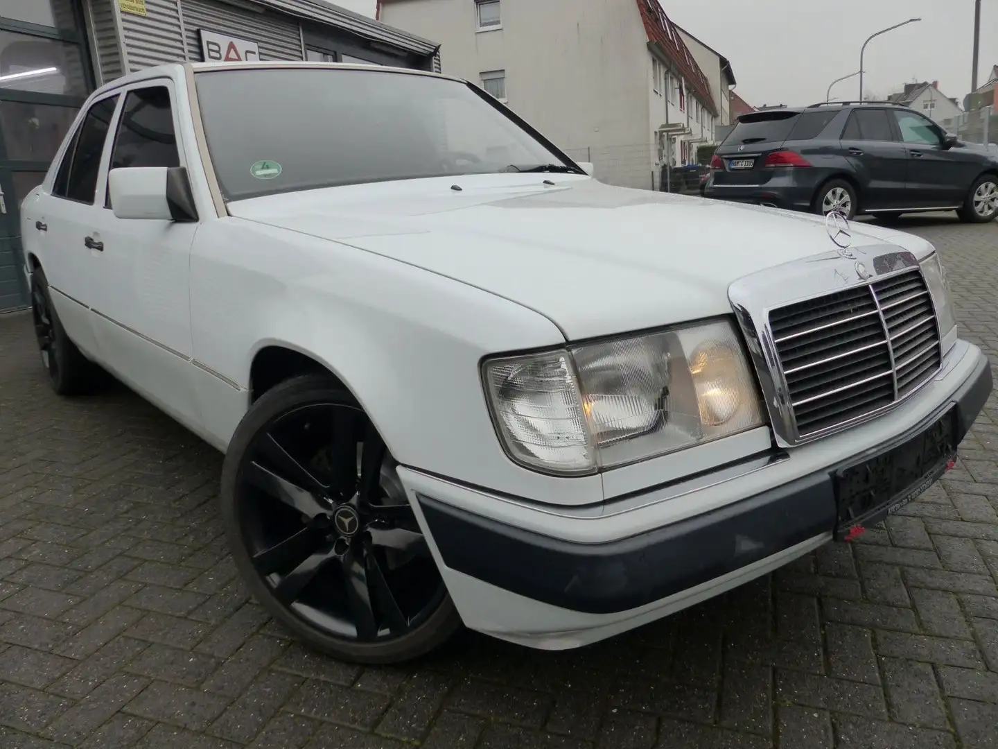 Mercedes-Benz 200 E mit Gutachten Note 2+ Weiß - 1