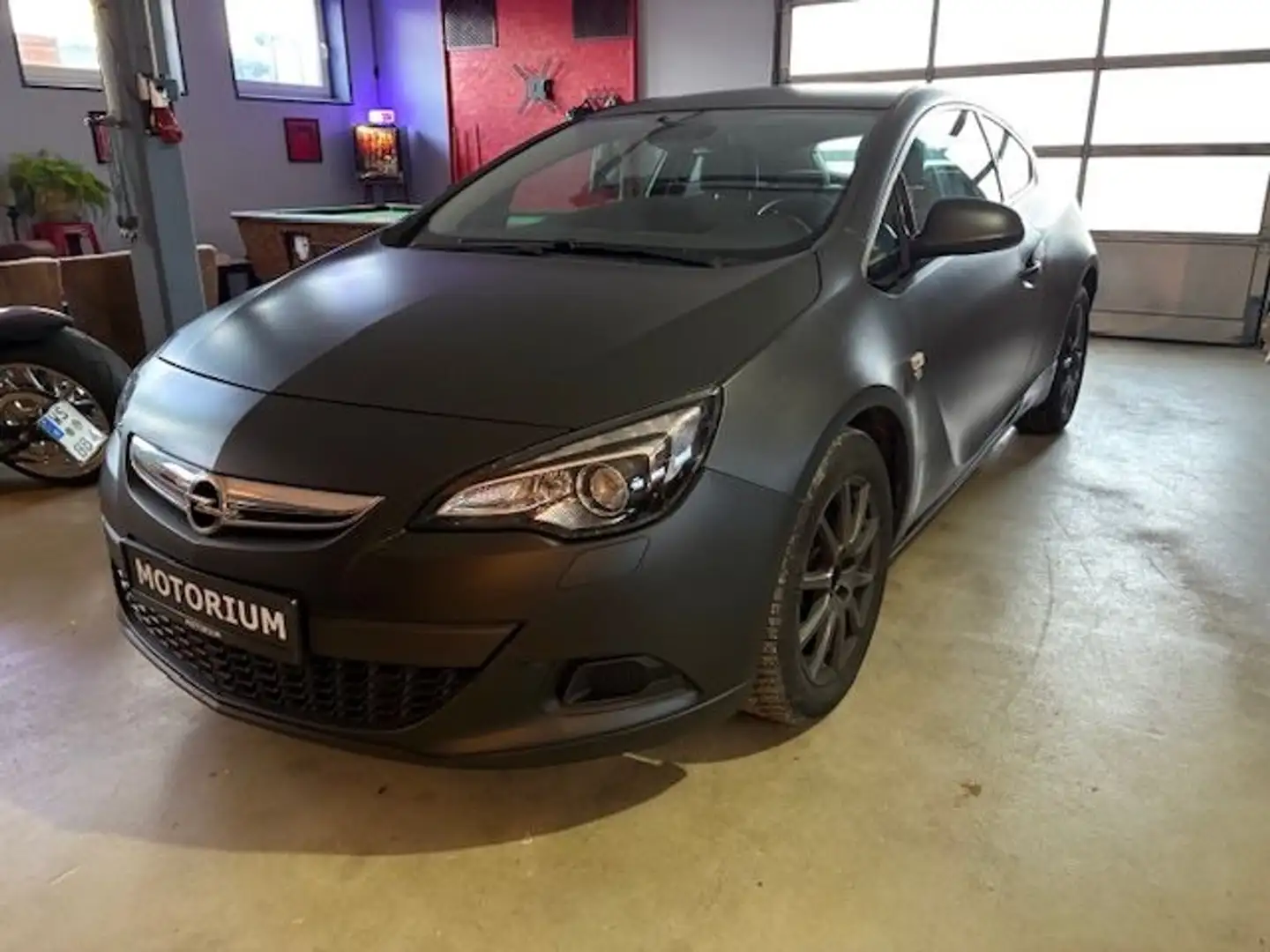 Opel Astra J GTC~schwarz matt foliert~wenig KM~ Schwarz - 1