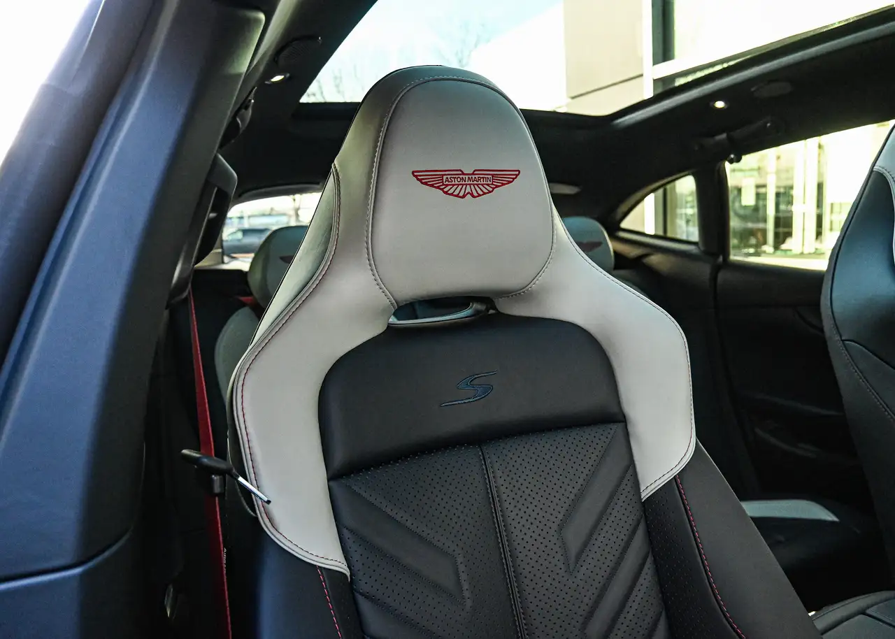 Aston Martin DBX снимка Aston Martin DBX