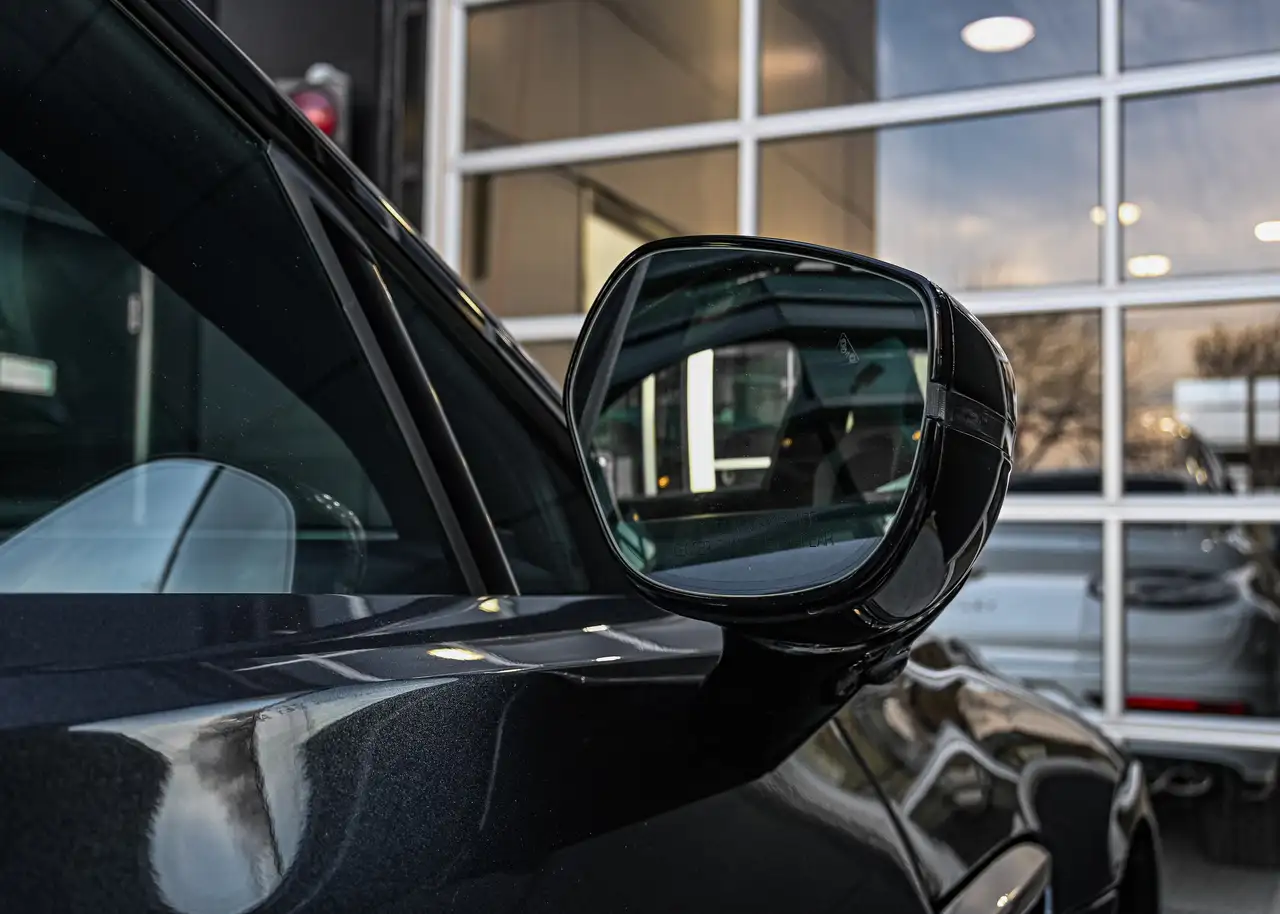 Aston Martin DBX снимка Aston Martin DBX