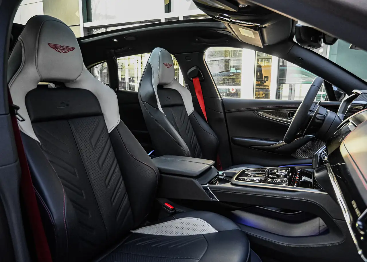 Aston Martin DBX снимка Aston Martin DBX