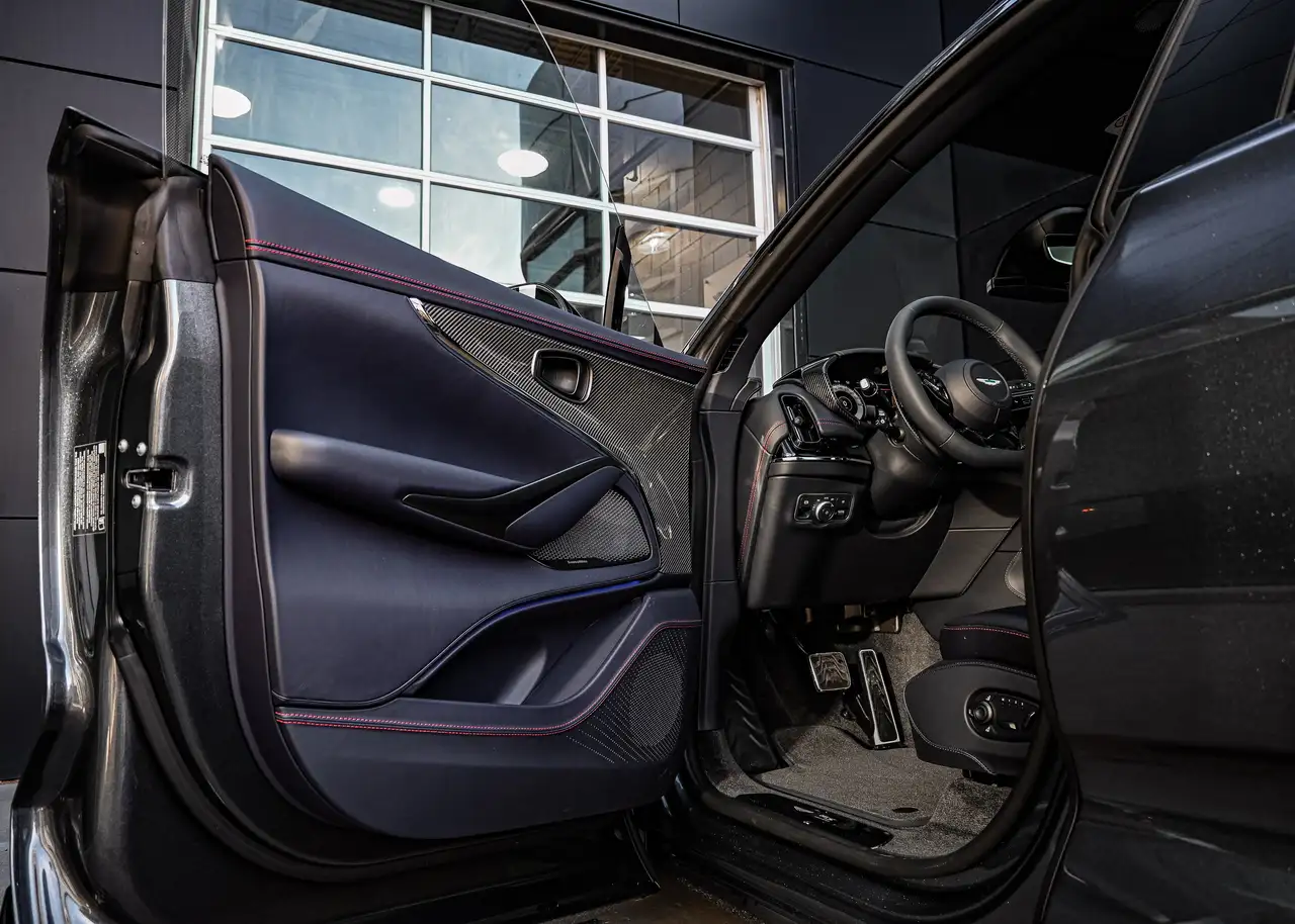 Aston Martin DBX снимка Aston Martin DBX