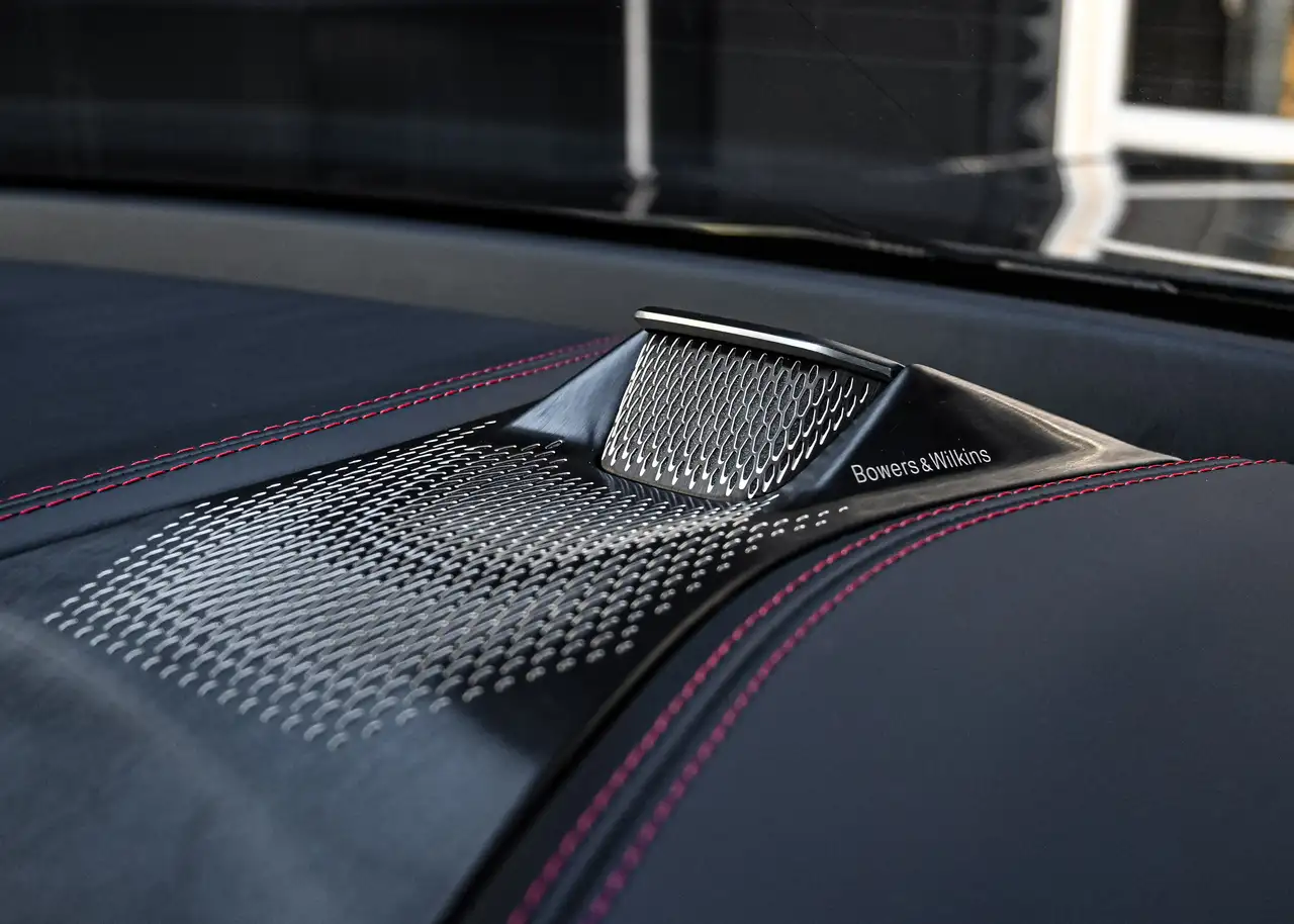 Aston Martin DBX снимка Aston Martin DBX