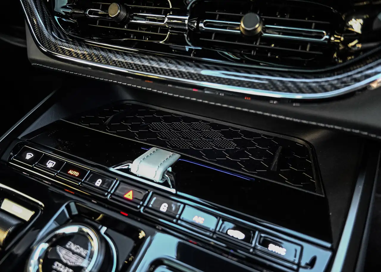 Aston Martin DBX снимка Aston Martin DBX