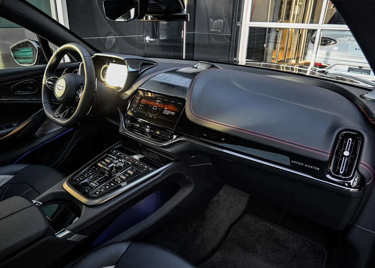 Aston Martin DBX снимка Aston Martin DBX