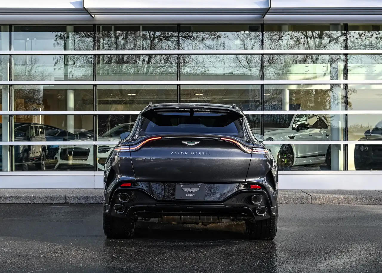 Aston Martin DBX снимка Aston Martin DBX