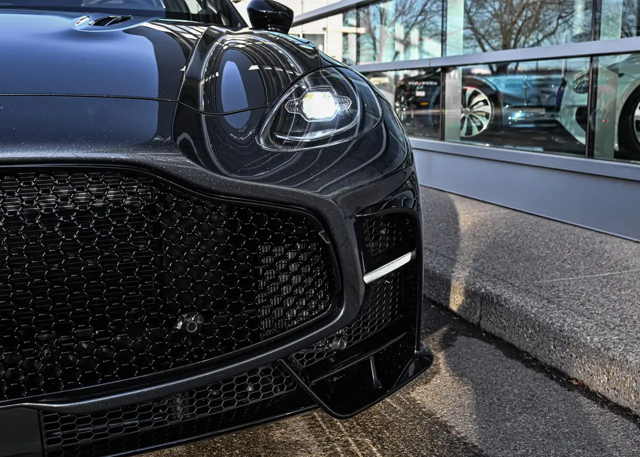 Aston Martin DBX снимка Aston Martin DBX