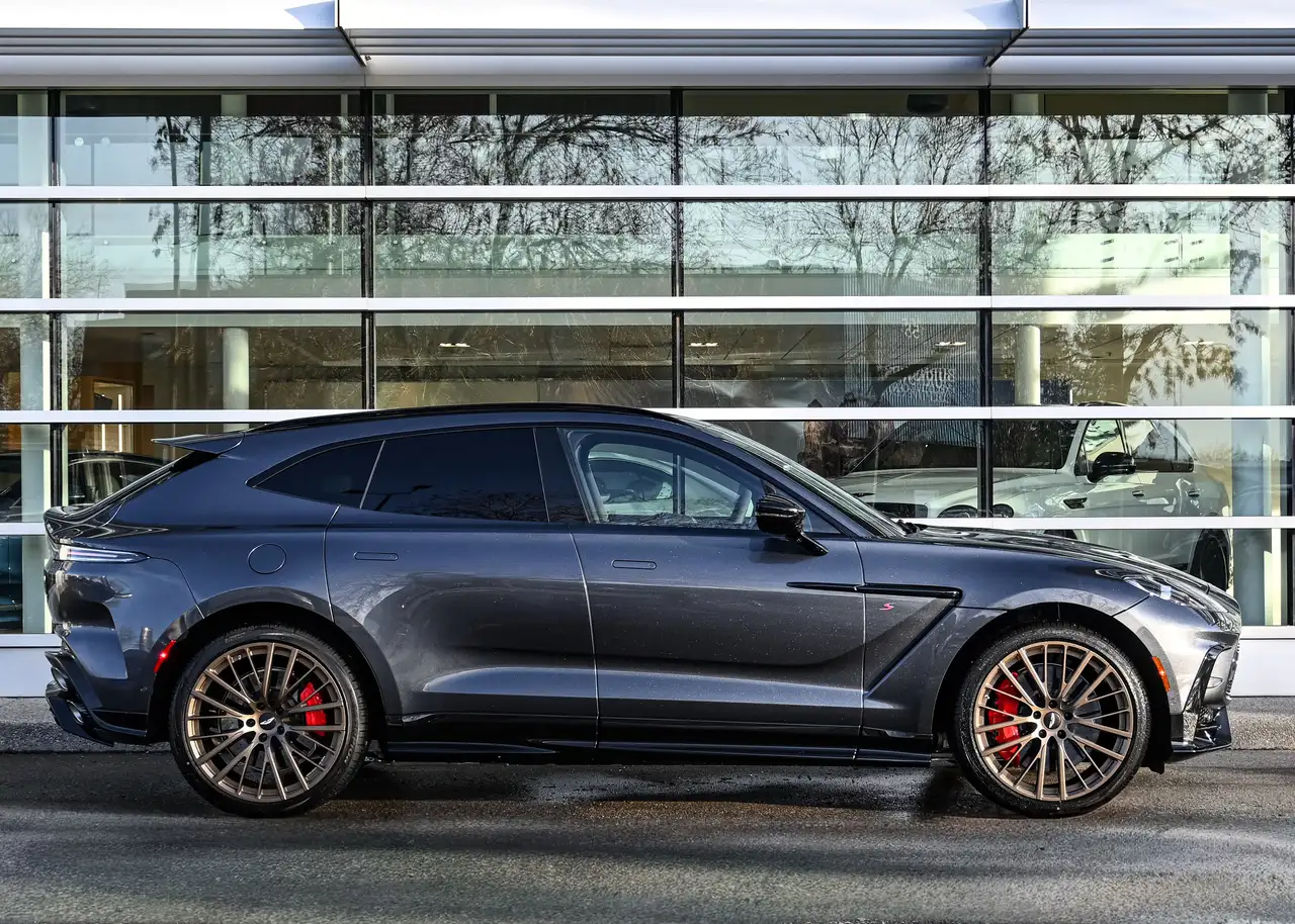 Aston Martin DBX снимка Aston Martin DBX