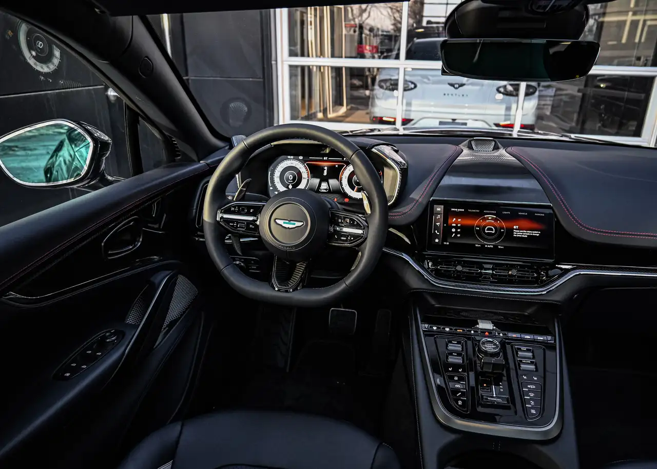Aston Martin DBX снимка Aston Martin DBX