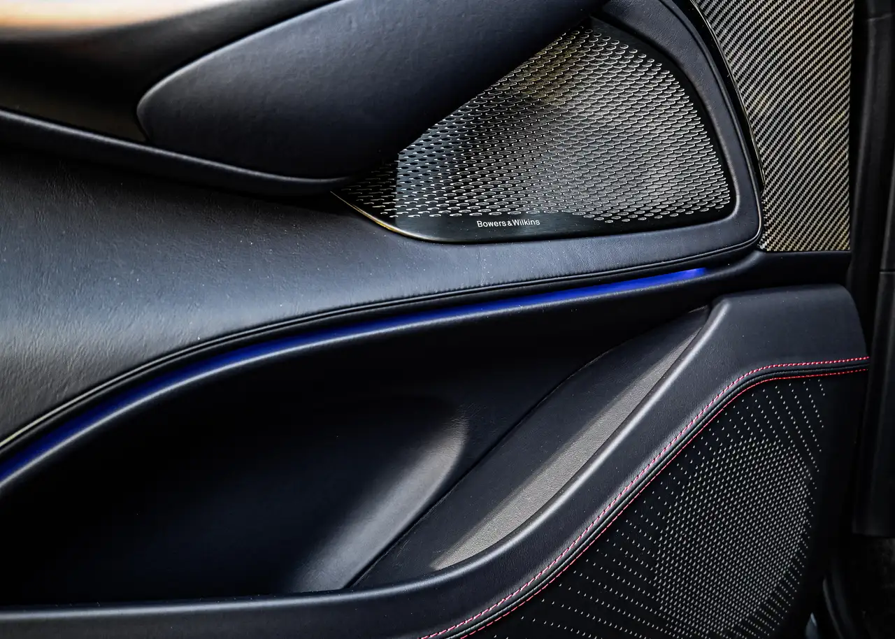 Aston Martin DBX снимка Aston Martin DBX