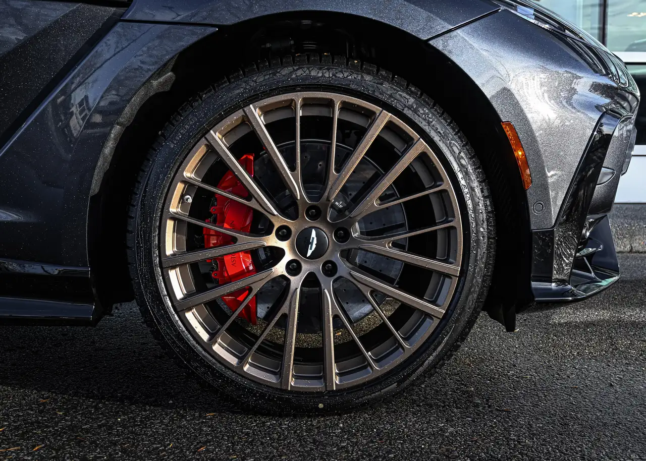Aston Martin DBX снимка Aston Martin DBX