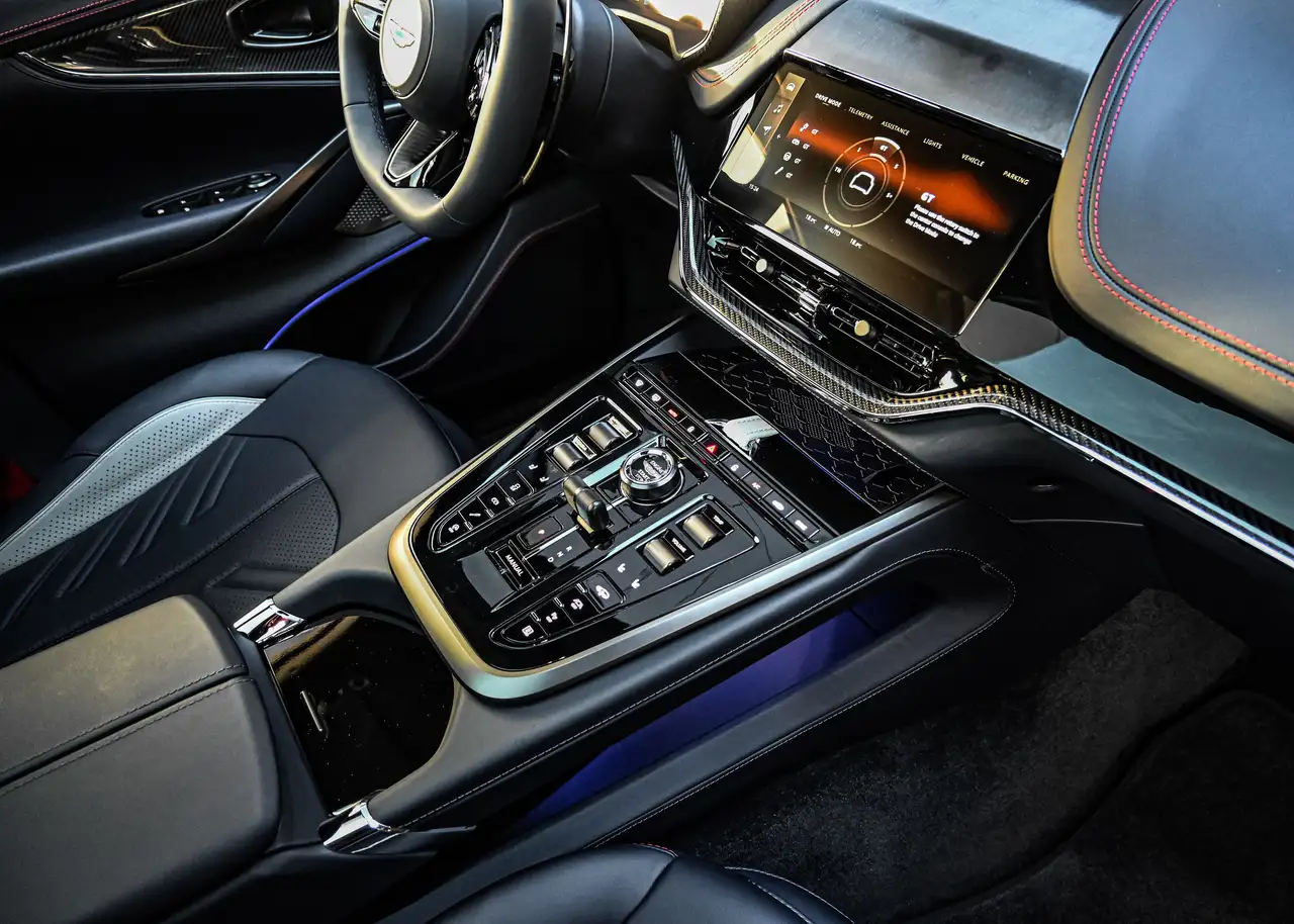 Aston Martin DBX снимка Aston Martin DBX