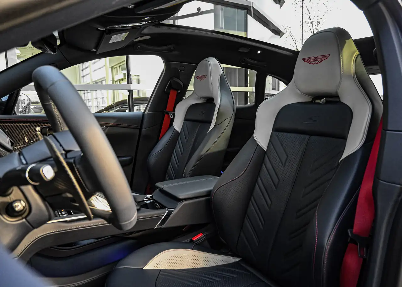 Aston Martin DBX снимка Aston Martin DBX