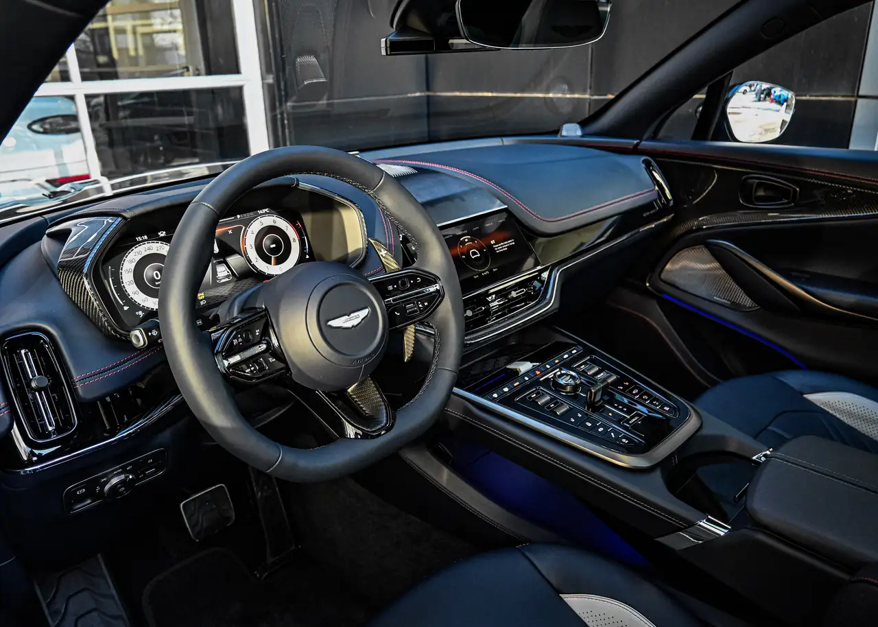 Aston Martin DBX снимка Aston Martin DBX