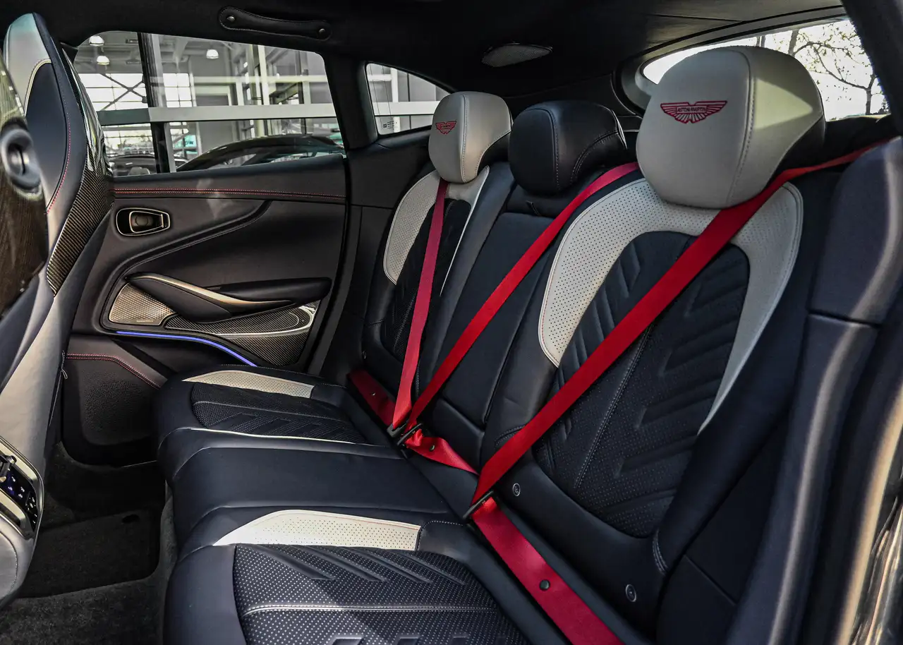 Aston Martin DBX снимка Aston Martin DBX