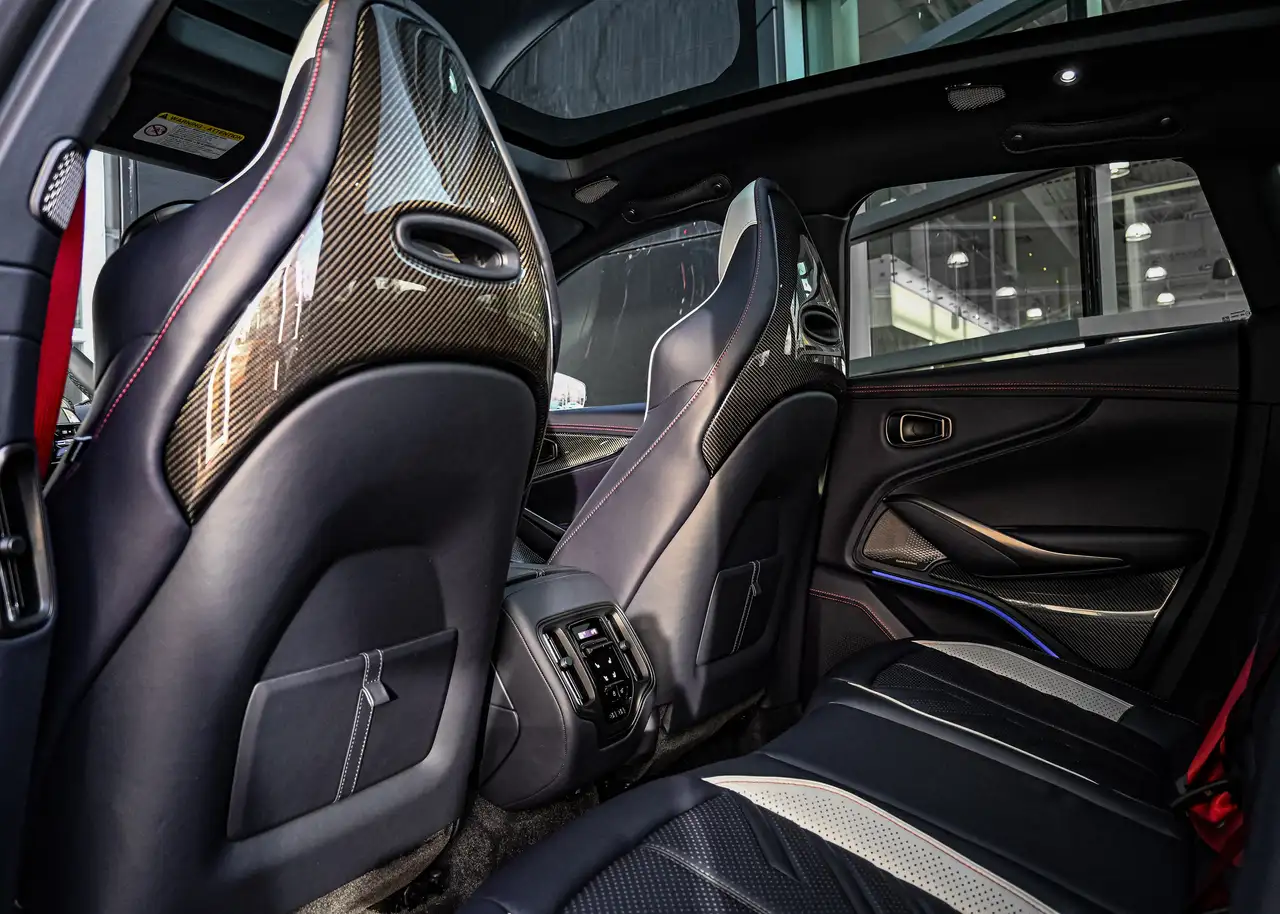 Aston Martin DBX снимка Aston Martin DBX