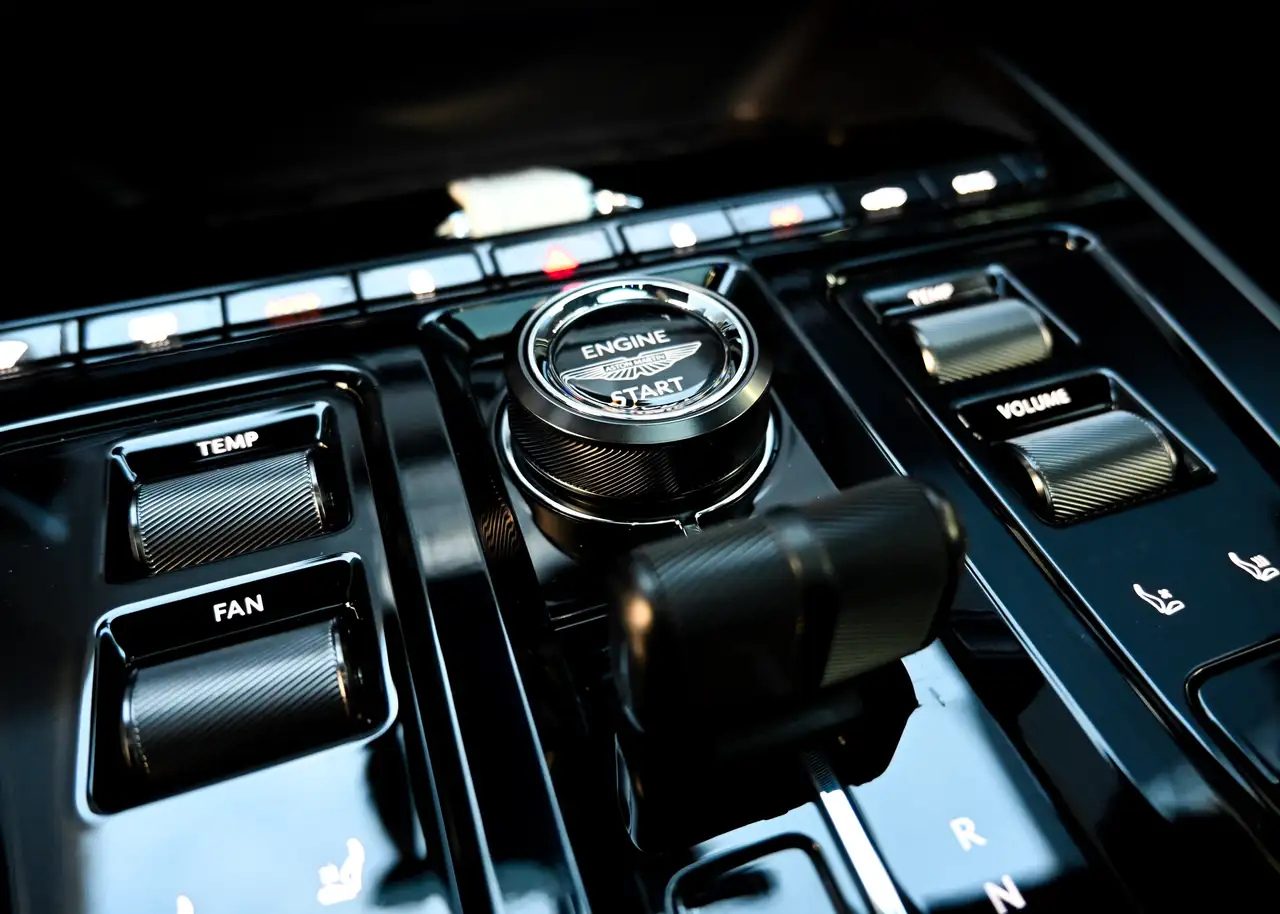 Aston Martin DBX снимка Aston Martin DBX