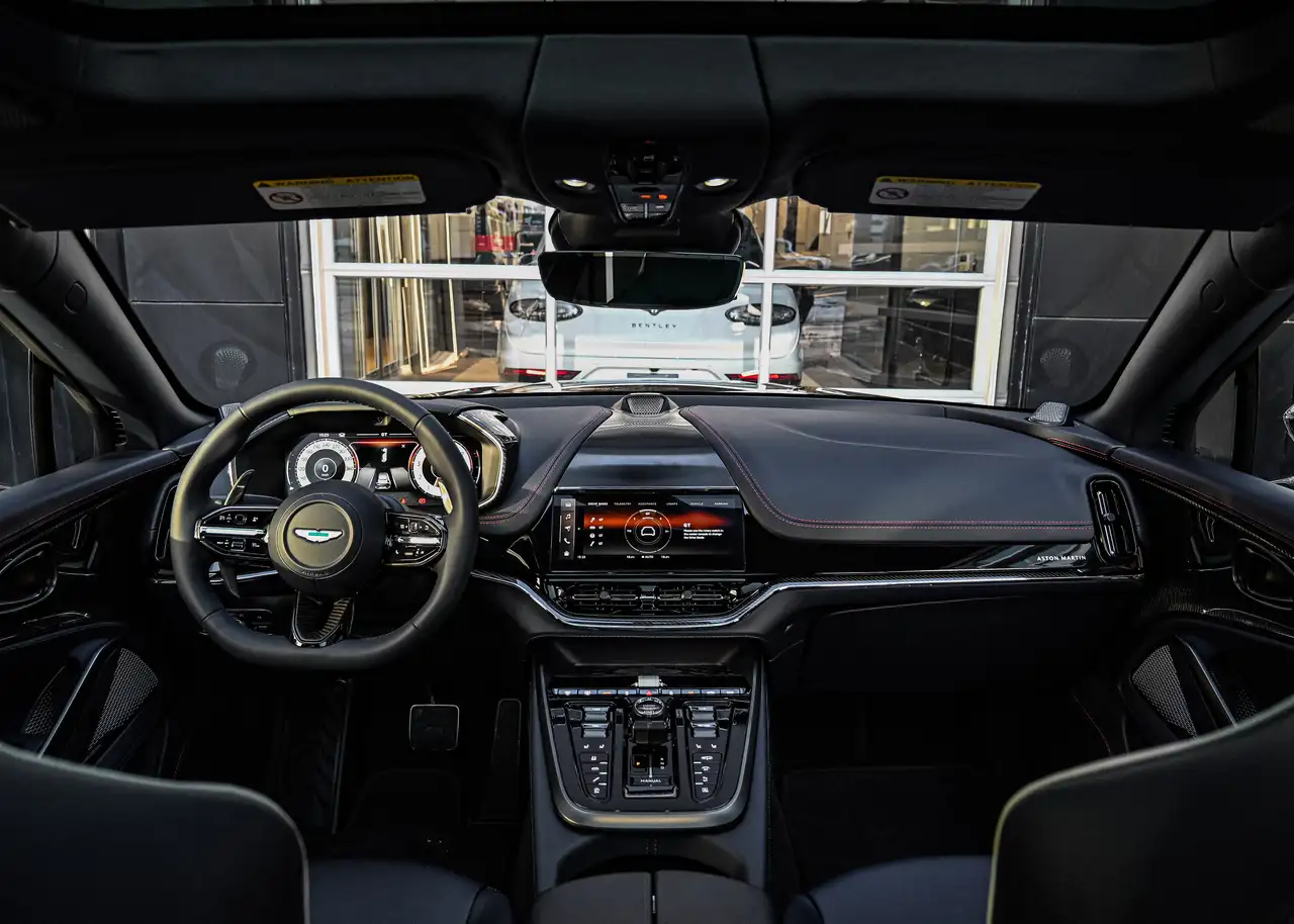 Aston Martin DBX снимка Aston Martin DBX